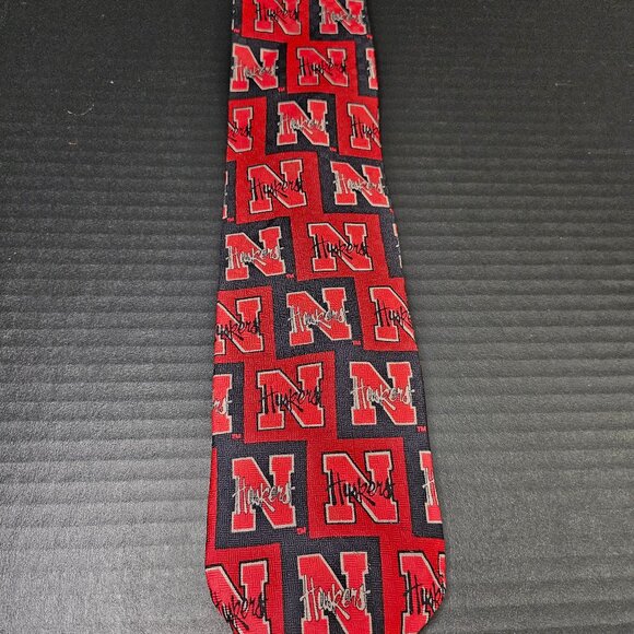 100% Silk Nebraska Huskers 54 Inch Men's Dress Tie NCAA Go Big Red Tie - Picture 7 of 7